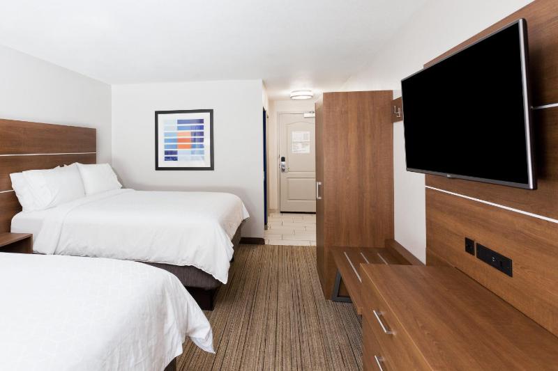Standard Room with Two Queen Beds image 1