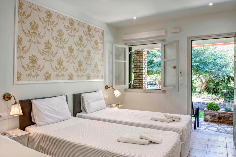 Deluxe Double Room image 3