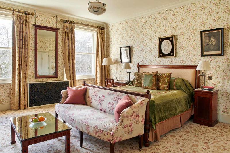 Standard King Room image 4