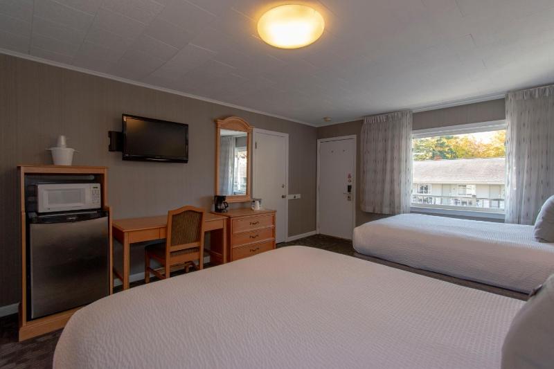 Queen Room with Two Queen Beds - Lakeside image 3