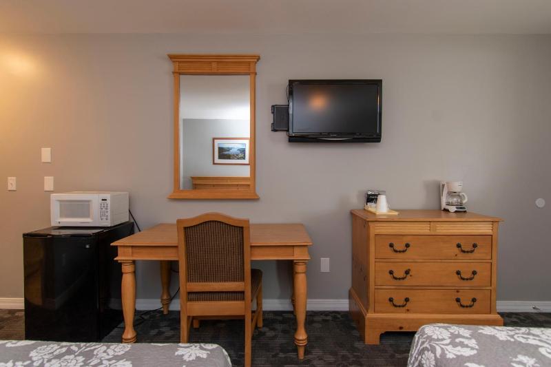 Queen Room with Two Queen Beds - Poolside image 3