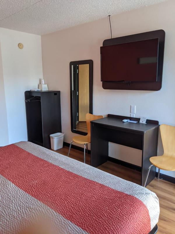 Queen Room with Two Queen Beds - Non-Smoking image 4