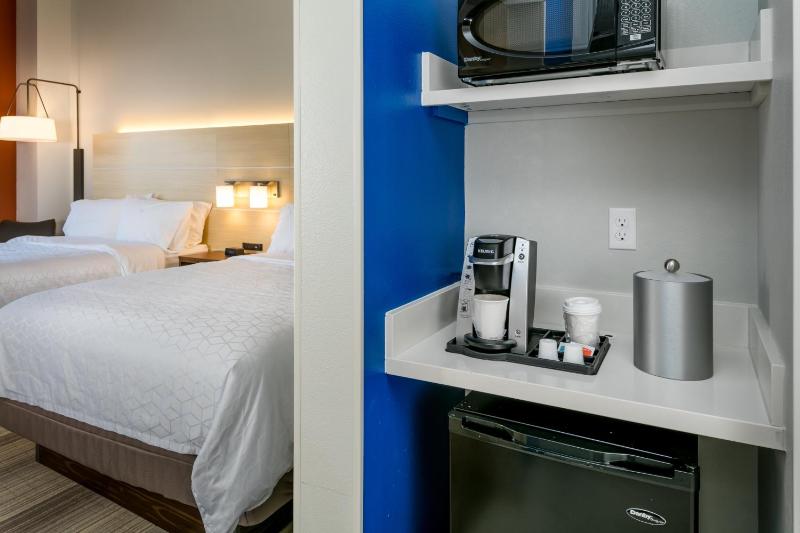 Queen Room with Two Queen Beds - Non-Smoking image 2