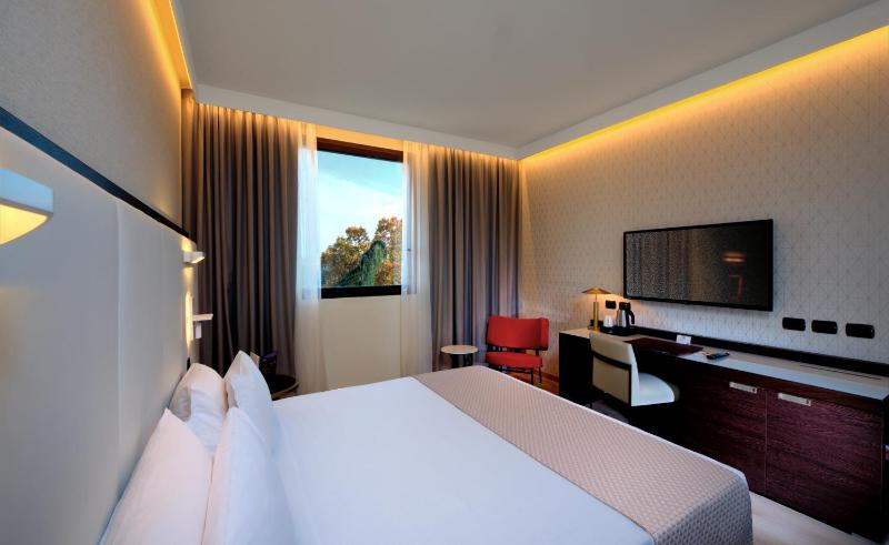 Classic Double Room image 4