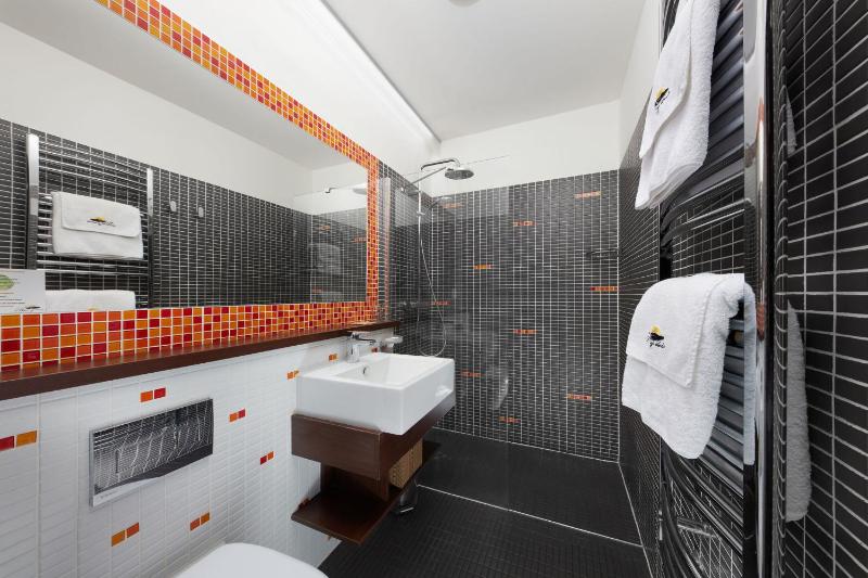Double Room image 3