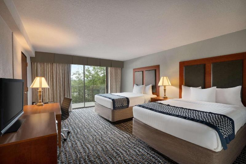 Queen Room with Two Queen Beds - Non-Smoking image 2