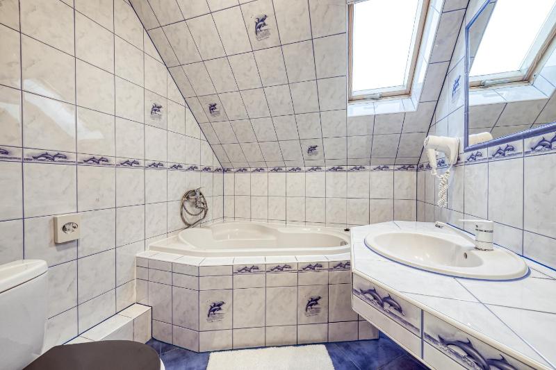 Deluxe Quadruple Room image 2