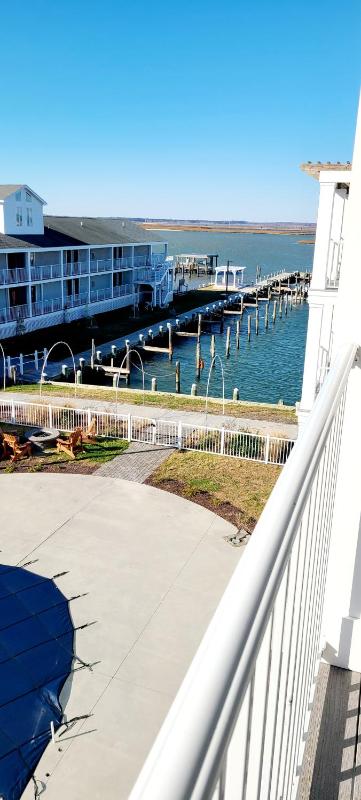Deluxe Queen Room with Two Queen Beds and Bay View - Non-Smoking image 4