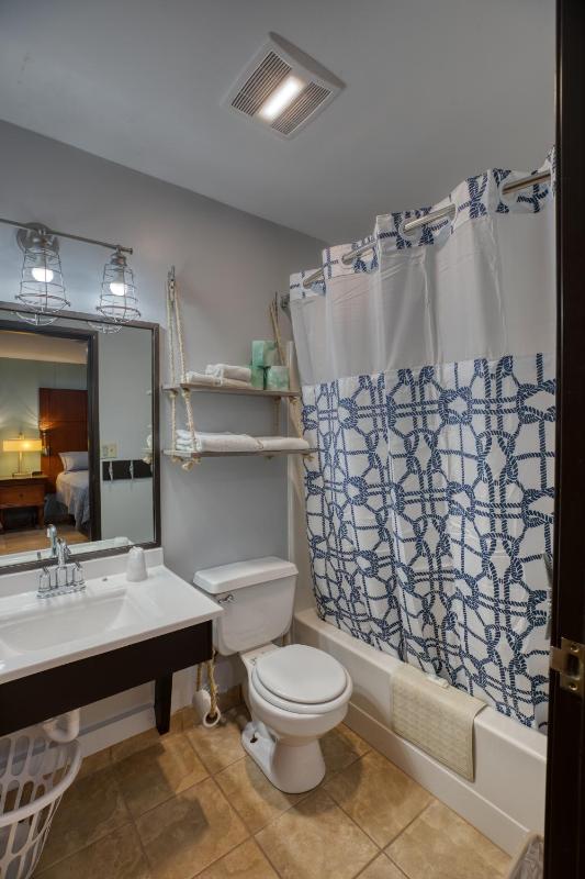 Standard King Room image 3