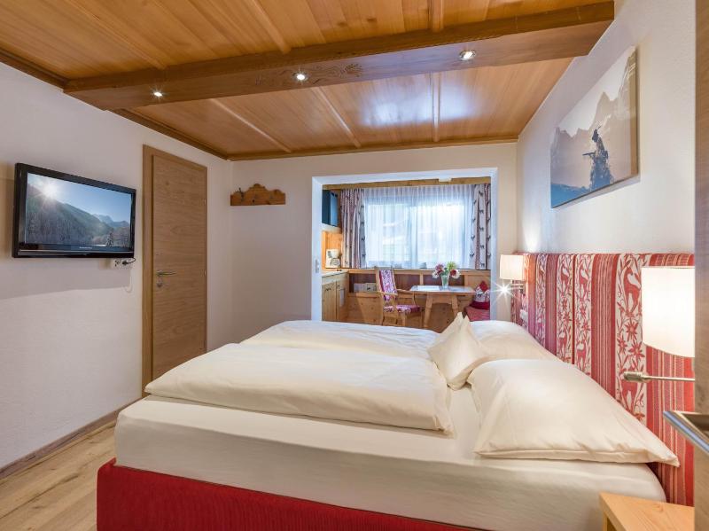 Standard Double Room image 4