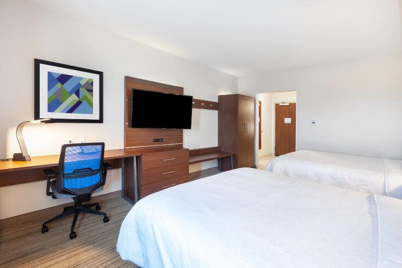 Standard Room with Two Queen Beds image 4