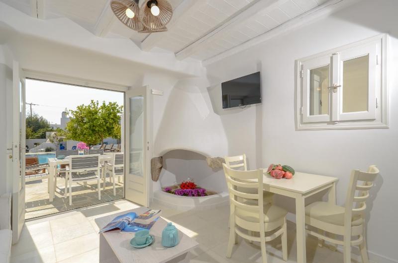 Deluxe Villa with Pool View  image 2