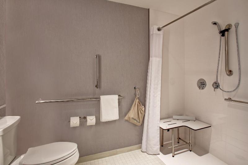 Queen Room - Disability Access image 3