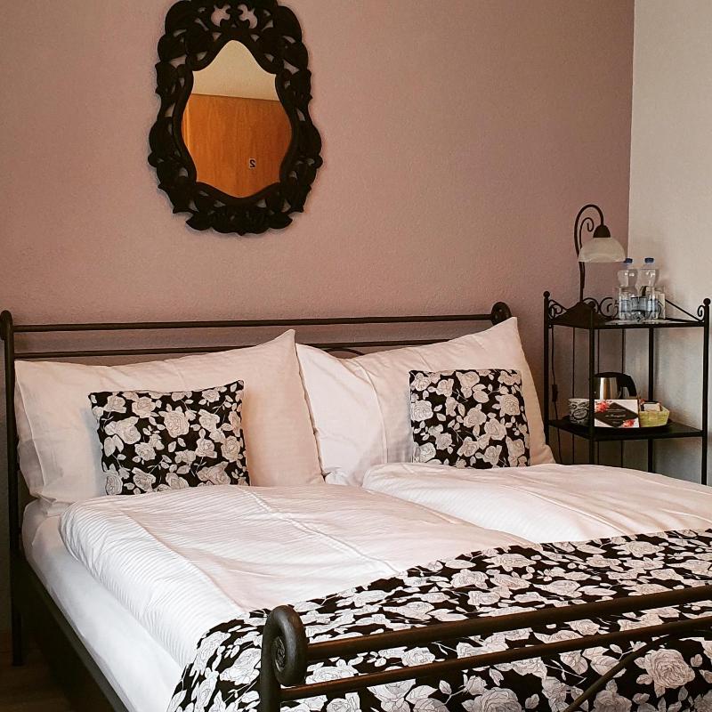 Double Room with Balcony image 2