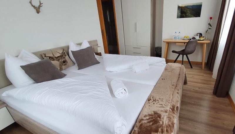 Double Room with Lake View image 1