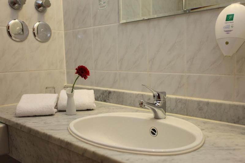 Quadruple Room image 3