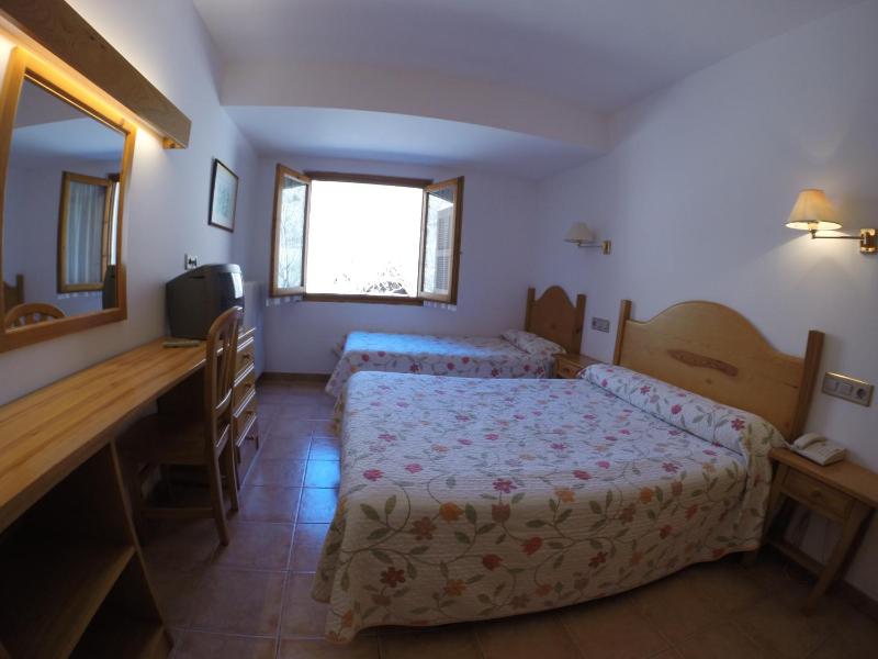 Double Room with Extra Bed image 2