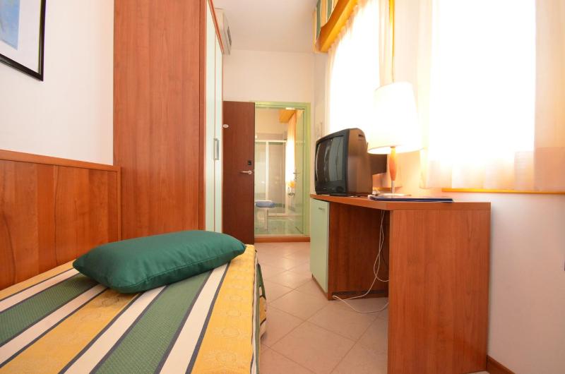 Single Room image 4