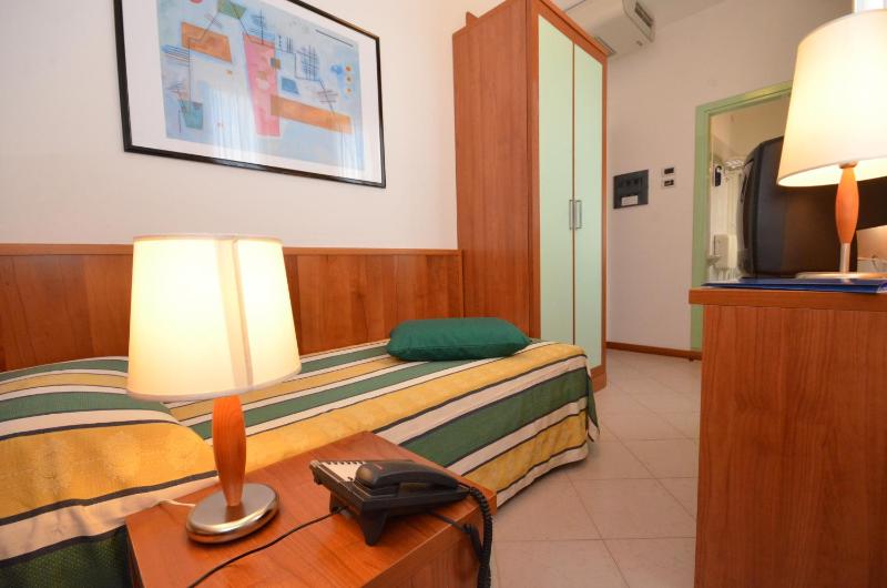 Single Room image 4