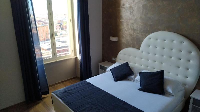 Suite with Spa Bath image 2