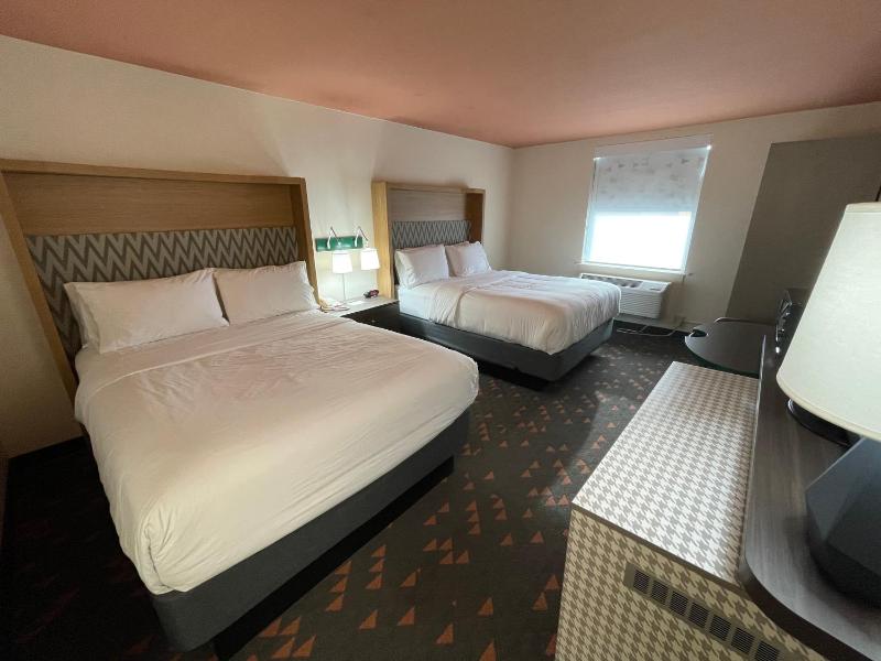 Queen Room with Two Queen Beds - Non-Smoking image 1