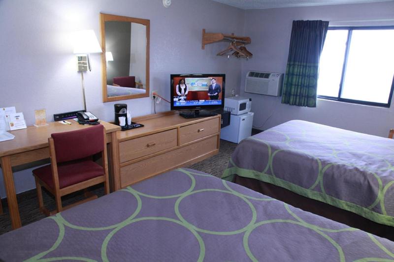 Queen Room with Two Queen Beds - Non-Smoking image 3