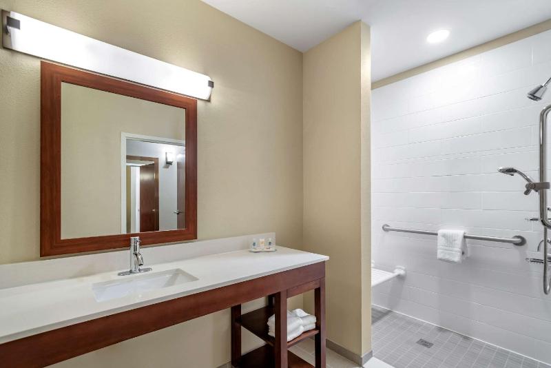 King Room - Accessible/Non-Smoking image 3