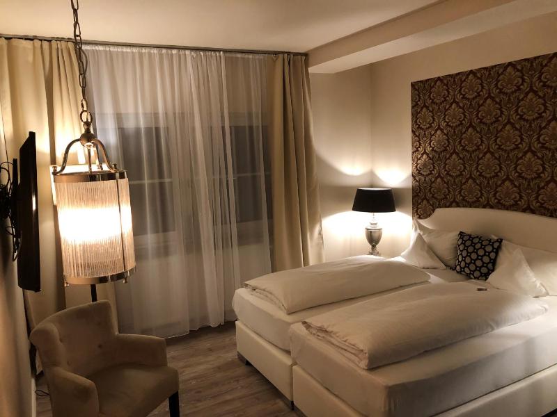 Double Room image 3