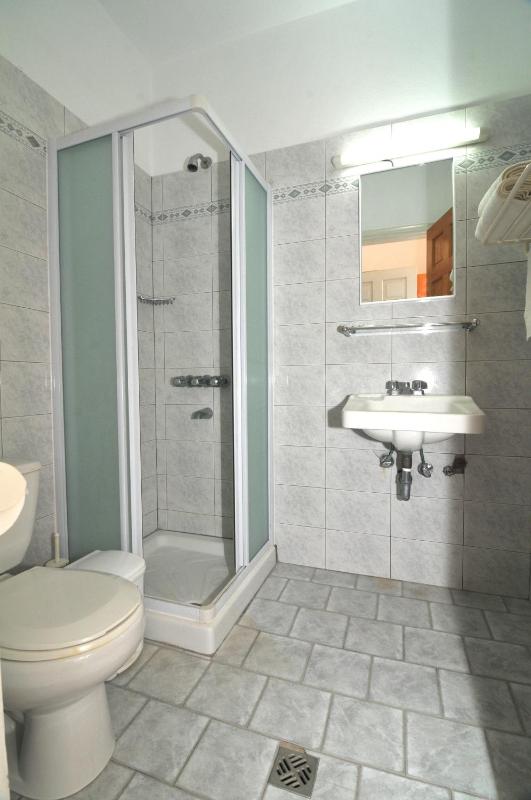Twin Room image 3