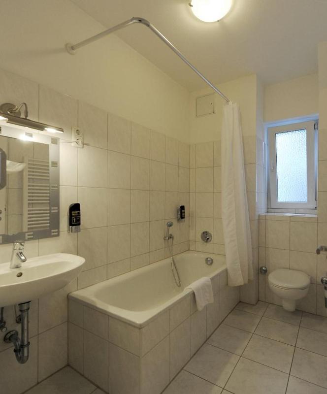 Room #7667808 image 4