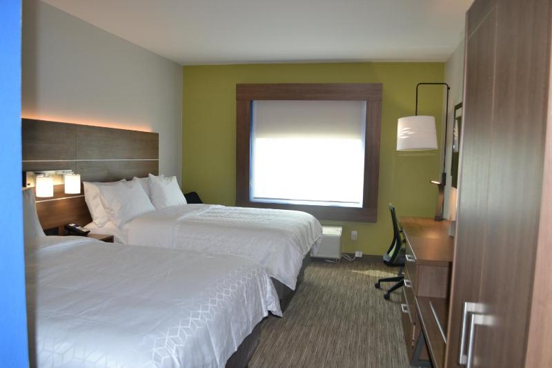 Queen Room with Two Queen Beds - Non-Smoking image 2
