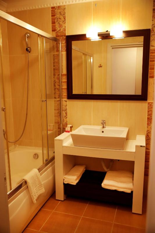Deluxe Double Room with Bath image 2