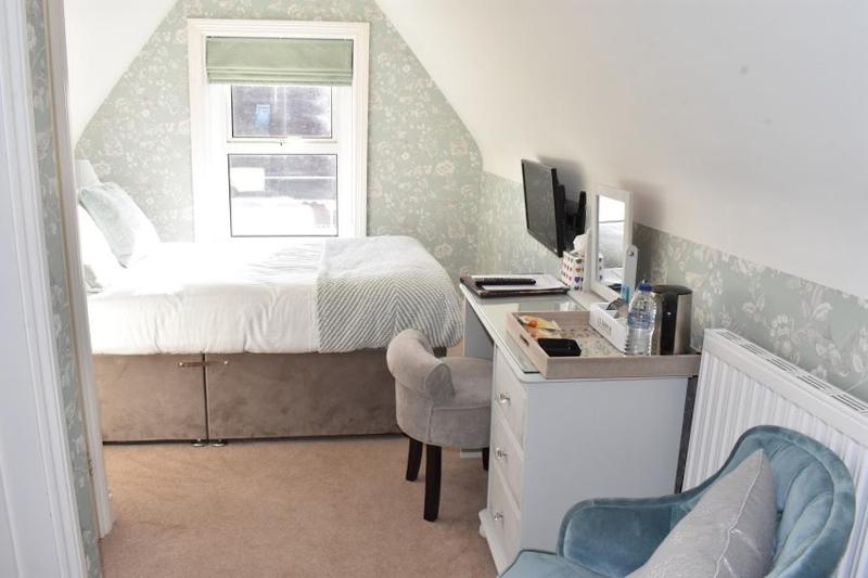Single Room image 3