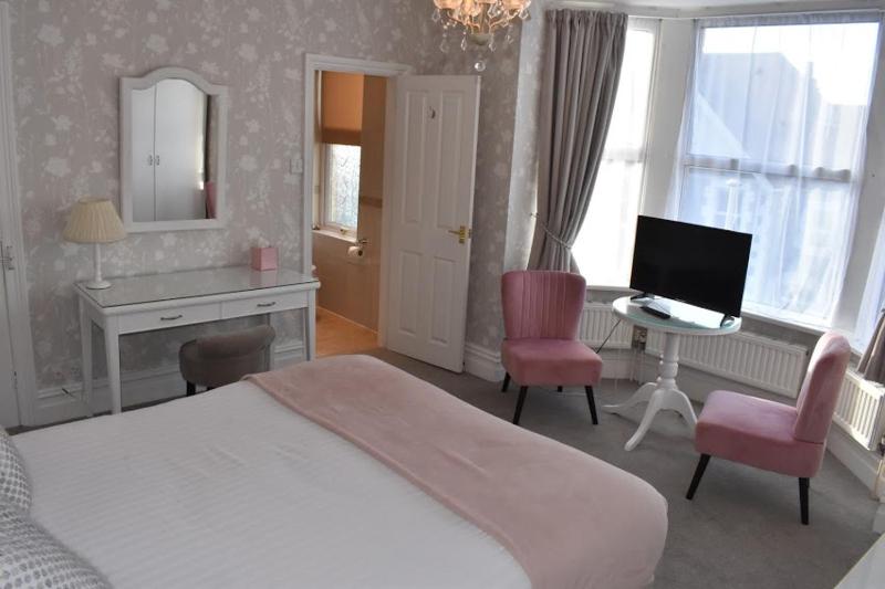 Superior King Room image 3