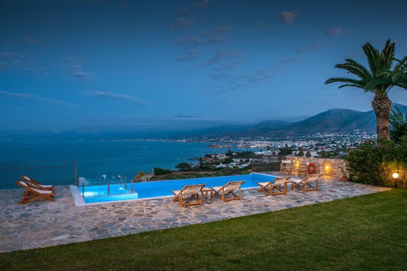 Almyra Seaside Villa with Private Pool - Sleeps 9 - image 8