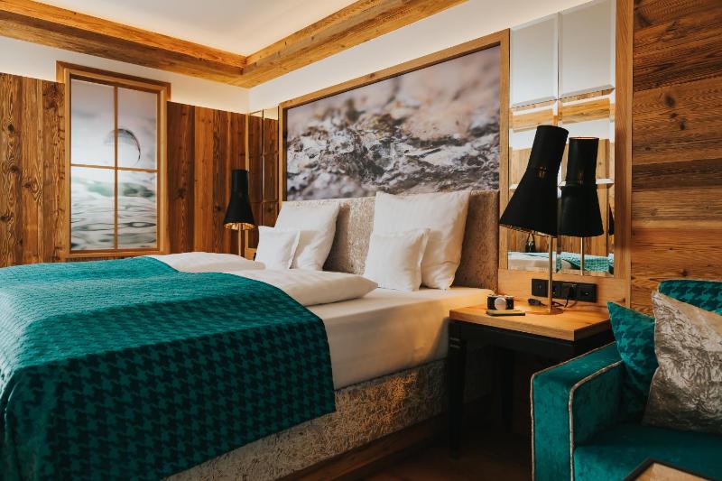 Deluxe Double Room with Bath image 1