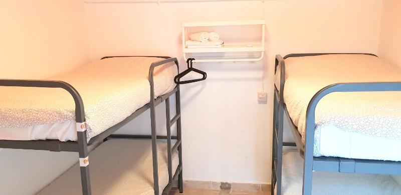 Economy Triple Room with Shared Bathroom image 2