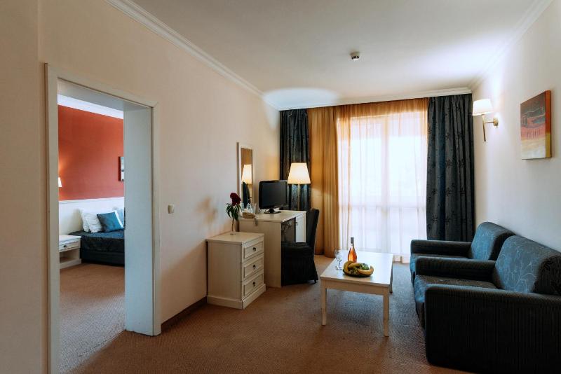 One-Bedroom Suite with Sea View image 3