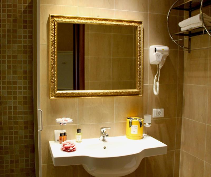 Family Room (4 Adults) image 2