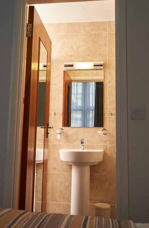 Single Room with Shower image 4