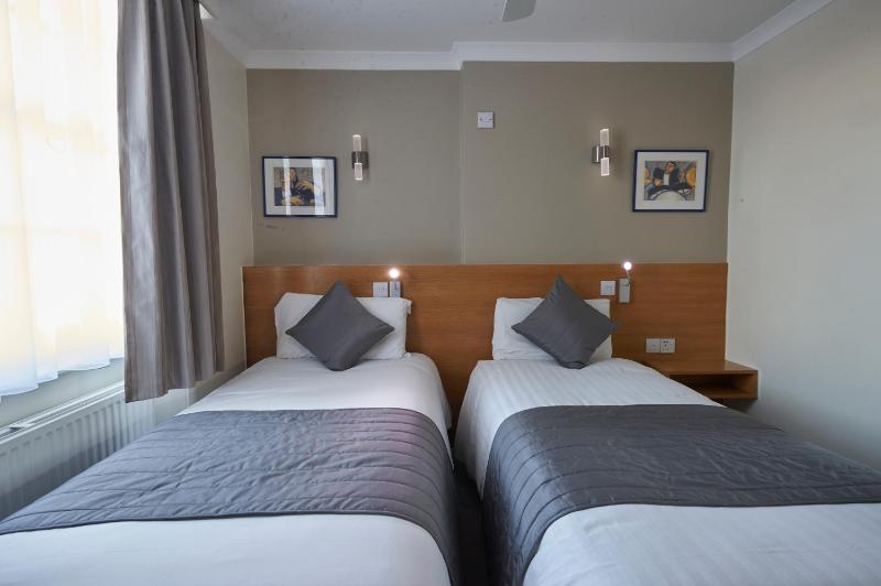 Twin Room image 3