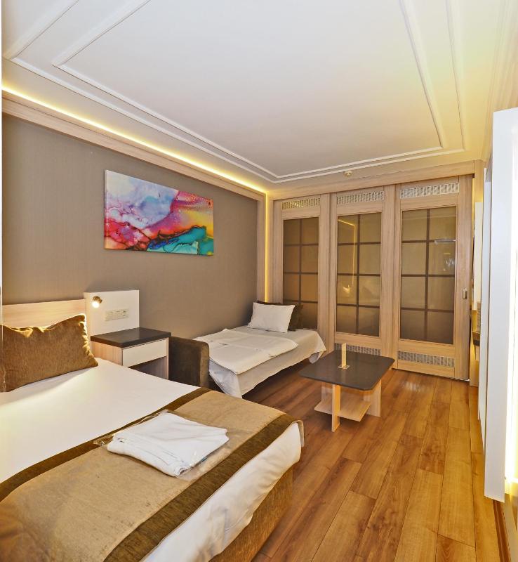 Superior Quadruple Room image 4