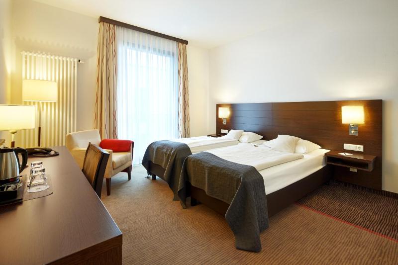 Comfort Twin Room image 4