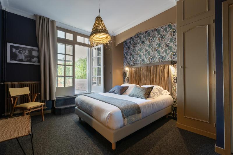 Double Room with Terrace image 3