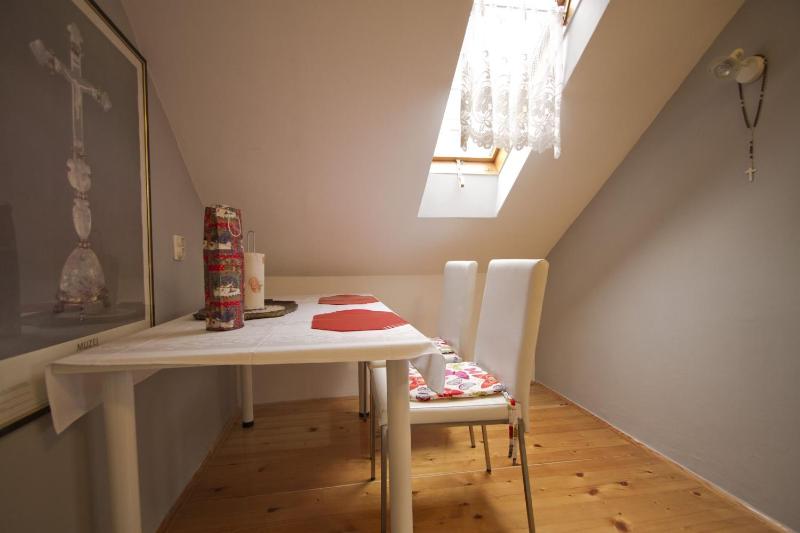One-Bedroom Apartment - Non-Smoking image 3