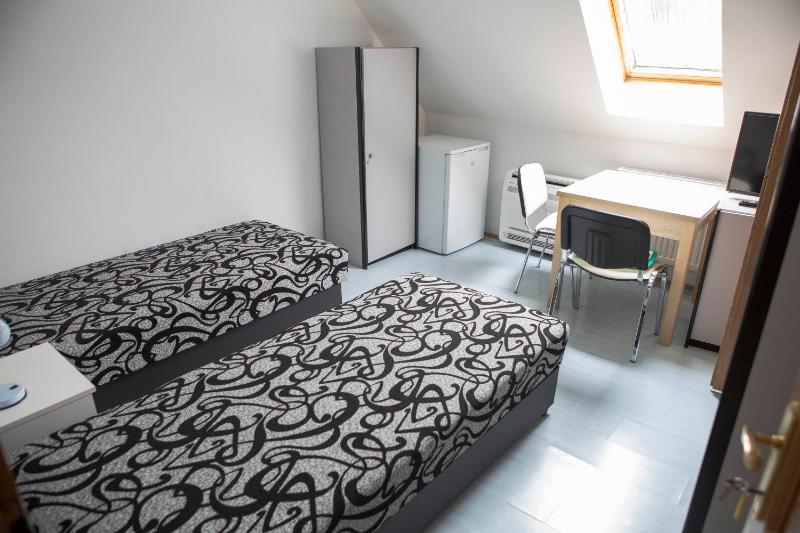 Twin Room image 2