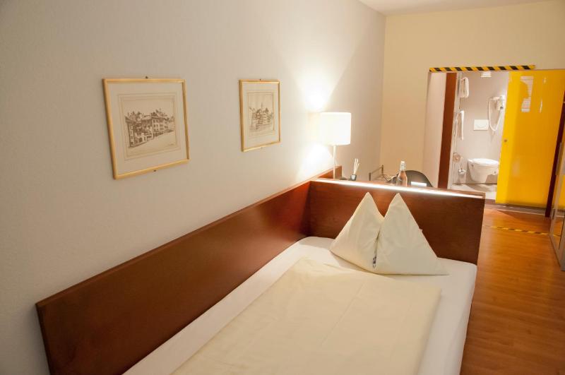 Standard Single Room image 4