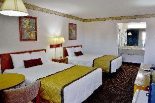 Standard Queen Room with Two Queen Beds - Non Smoking/Upper Floor image 3