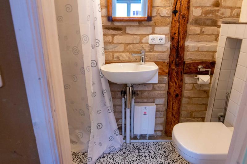 Apartment with Shower image 3