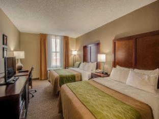 Queen Room with Two Queen Beds - Non-Smoking image 2